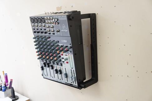 نظام تثبيت على الحائط بحامل فاخر لخلاط Behringer Xenyx 1204USB in Kuwait