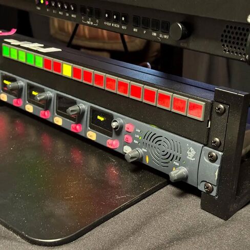 زوج رف معدات استوديو مدمج 2U - PETG مطبوع ثلاثي الأبعاد، عمق 4 بوصات، حامل سطح مكتب منحدر 20 درجة للواجهات الصوتية، DJ، IT & Pro Audio - يشمل الأجهزة - صنع في الولايات المتحدة الأمريكية - أسود in Kuwait