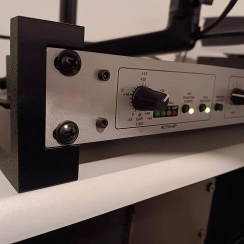 زوج رف معدات استوديو مدمج 2U - PETG مطبوع ثلاثي الأبعاد، عمق 4 بوصات، حامل سطح مكتب منحدر 20 درجة للواجهات الصوتية، DJ، IT & Pro Audio - يشمل الأجهزة - صنع في الولايات المتحدة الأمريكية - أسود in Kuwait