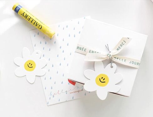 Decorative Paper Gift Tags 50 pcs - Wedding Gift Tags, Baby Shower Tags, Kraft Hang Tags, Hanging Gift Labels, Baking Tags (Daisy+Smily Face) in Kuwait