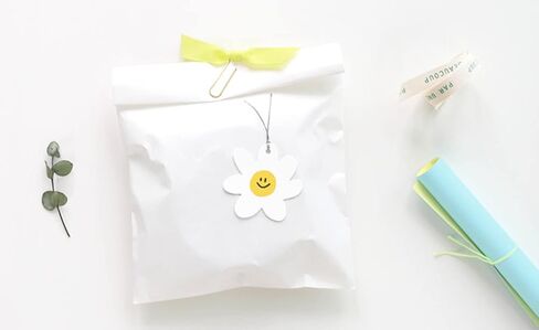 Decorative Paper Gift Tags 50 pcs - Wedding Gift Tags, Baby Shower Tags, Kraft Hang Tags, Hanging Gift Labels, Baking Tags (Daisy+Smily Face) in Kuwait
