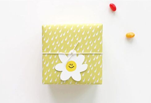 Decorative Paper Gift Tags 50 pcs - Wedding Gift Tags, Baby Shower Tags, Kraft Hang Tags, Hanging Gift Labels, Baking Tags (Daisy+Smily Face) in Kuwait