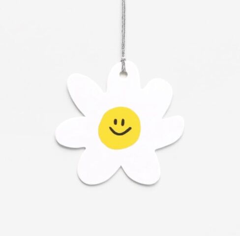Decorative Paper Gift Tags 50 pcs - Wedding Gift Tags, Baby Shower Tags, Kraft Hang Tags, Hanging Gift Labels, Baking Tags (Daisy+Smily Face) in Kuwait