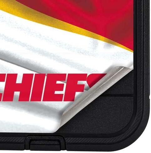 غلاف هاتف من Skinit متوافق مع حافظة OtterBox Defender Pro لهاتف iPhone 12 - تصميم مرخص رسميًا من NFL Kansas City Chiefs in Saudi Arabia