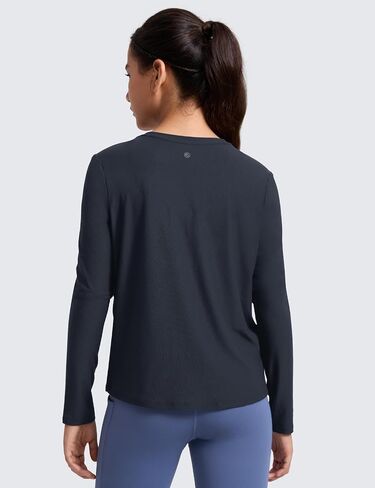 قمصان رياضية بأكمام طويلة من CRZ YOGA Cloudweight للفتيات - تي شيرتات كاجوال نشطة ورقبة دائرية وفتحة جانبية سريعة الجفاف للأطفال في سن المراهقة in Saudi Arabia