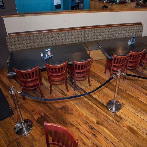 الوزن الأمريكي - U2140 Premier Chrome Post وحبل أسود مخملي للتحكم في الحشود in Kuwait