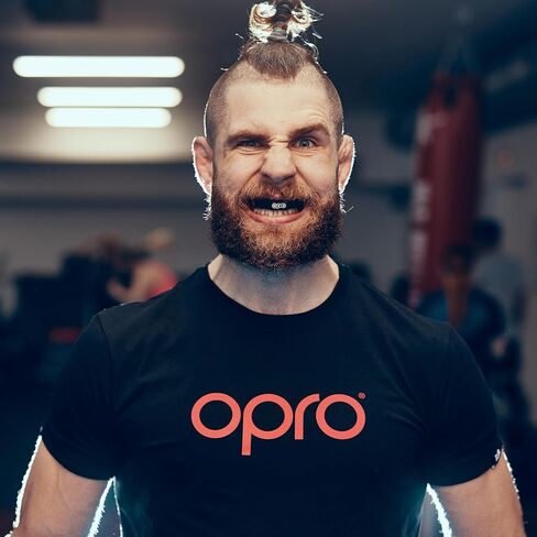 واقي الفم من OPRO Snap-Fit ذو المستوى الفوري + حزام - واقي الفم سريع الحماية لللاكروس، جيو جيتسو، مصارعة الملاكمة MMA وقطعة الفم لكرة القدم - يتضمن حافظة حماية الفم (للبالغين، أزرق) in Kuwait