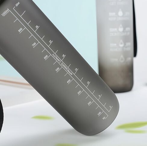 زجاجة مياه 1000 مل، مضادة للتسرب وخالية من مادة BPA والمواد السامة، زجاجة رياضية تحفيزية مع أوقات للشرب والقش، اللياقة البدنية مع حزام للمكتب، وصالة الألعاب الرياضية، والرياضات الخارجية in Saudi Arabia