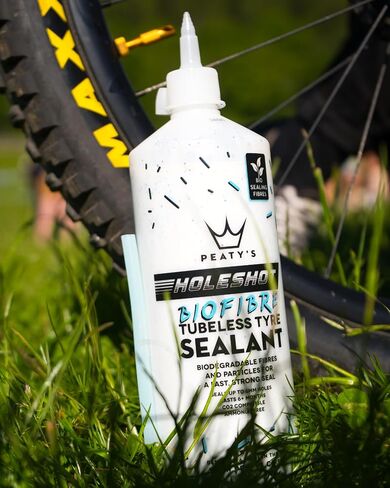 Peaty's Holeshot Biofibre Tubeless Tyre Sealant, Fast Acting Puncture Repair, Seals Up to 6mm Holes for MTB, Road and Gravel Bikes, Uses Biodegradable Sealing Fibres in Saudi Arabia