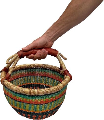 سلة أفريقية مستديرة ملونة فاخرة - مستديرة متوسطة مقاس 14 بوصة - من تصميم نساء السوق في بولجاتانجا، غانا مع مشروع خشب القلب الأفريقي - GBMRC (معبأة بشكل مسطح) in Kuwait