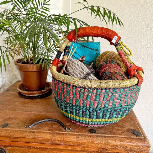 سلة أفريقية مستديرة ملونة فاخرة - مستديرة متوسطة مقاس 14 بوصة - من تصميم نساء السوق في بولجاتانجا، غانا مع مشروع خشب القلب الأفريقي - GBMRC (معبأة بشكل مسطح) in Kuwait