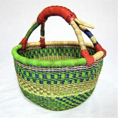 سلة أفريقية مستديرة ملونة فاخرة - مستديرة متوسطة مقاس 14 بوصة - من تصميم نساء السوق في بولجاتانجا، غانا مع مشروع خشب القلب الأفريقي - GBMRC (معبأة بشكل مسطح) in Kuwait