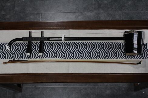 خشب الصندل الأسود الاحترافي Erhu - عزف كمان صيني مكون من خيطين مع قوس، وجلد بايثون 10 شبكات، وأقراص DVD التعليمية، وروزين، وقطعة قماش للتنظيف، وجسر، وحافظة صلبة، وموالف احترافي in Kuwait