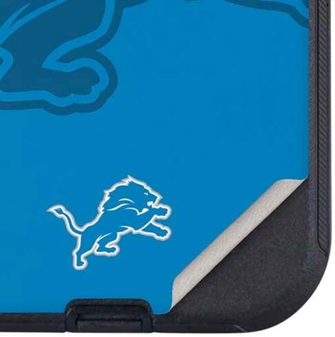 غلاف هاتف Skinit متوافق مع OtterBox Defender iPhone 14 Pro Max - تصميم رؤية مزدوجة مرخص رسميًا من NFL Detroit Lions in Saudi Arabia