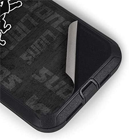 ملصق Skinit متوافق مع حافظة OtterBox Defender iPhone 11 - تصميم أسود وأبيض مرخص رسميًا من NFL Detroit Lions in Saudi Arabia
