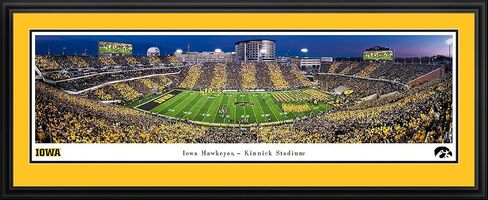 Iowa Hawkeyes Football "Run Out" - بساط مزدوج مقاس 44x18 بوصة، صورة مؤطرة فاخرة من Blakeway Panoramas in Saudi Arabia