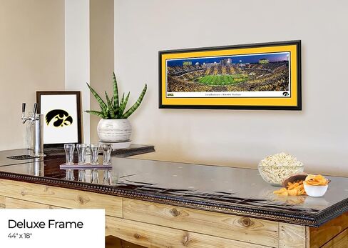Iowa Hawkeyes Football "Run Out" - بساط مزدوج مقاس 44x18 بوصة، صورة مؤطرة فاخرة من Blakeway Panoramas in Saudi Arabia