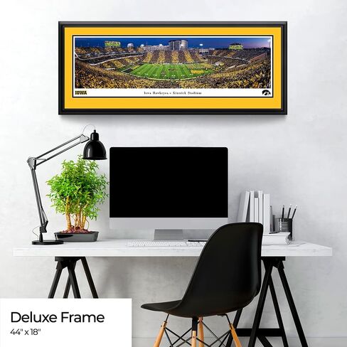 Iowa Hawkeyes Football "Run Out" - بساط مزدوج مقاس 44x18 بوصة، صورة مؤطرة فاخرة من Blakeway Panoramas in Saudi Arabia