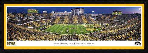 Iowa Hawkeyes Football "Run Out" - بساط مزدوج مقاس 44x18 بوصة، صورة مؤطرة فاخرة من Blakeway Panoramas in Kuwait