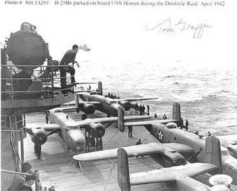 Athlon Sports CTBL-027804 Tom Griffin موقعة من الحرب العالمية الثانية عام 1942، Doolittle Raiders Vintage B&W، 8 × 10 بوصة. صورة - JSA No.II11652 - B-25 USS Hornet-Jimmy Doolittle in Saudi Arabia