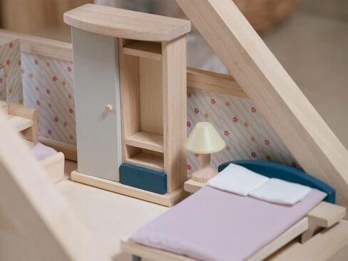 Plantoys Wooden Classic Line of Dollhouse Furniture- مجموعة غرفة النوم الرئيسية للوالدين (9016) | مصنوعة بشكل مستدام من الخشب المطاطي والدهانات والأصباغ غير السامة | مجموعة ألعاب خشبية كلاسيكية مغطاة in Kuwait