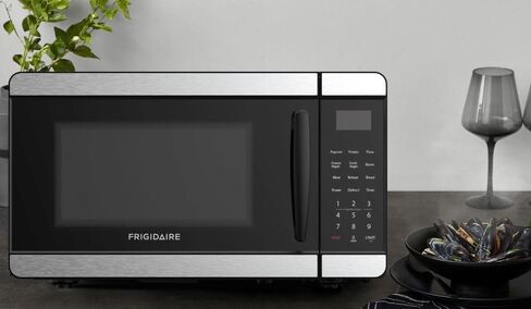 Frigidaire 0.9-Cubic-Foot Microwave الفرن ، الأسود in Kuwait