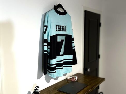 شماعات عرض Jersey ، تصميم مثبت على الحائط للمحملات الحفلات والبلوزات الرياضية (Satin Black) - تصميم محدث in Saudi Arabia