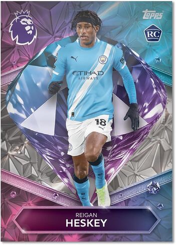 Topps Premier League 2026 - الإصدار الأول - Mega Tin (Globallers). تحتوي على 40 بطاقة بالإضافة إلى 3 بطاقات Globallers LE. in Saudi Arabia