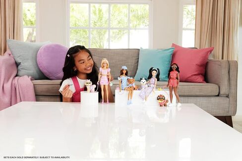 Barbie Twinning تبدو دمية مع كلب الحيوانات الأليفة في مطابقة ملابس القماش القطني الوردي وملحقاتها لكل من النظارات الشمسية والقلائد والأقواس ، الأشقر in Saudi Arabia