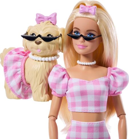 Barbie Twinning تبدو دمية مع كلب الحيوانات الأليفة في مطابقة ملابس القماش القطني الوردي وملحقاتها لكل من النظارات الشمسية والقلائد والأقواس ، الأشقر in Saudi Arabia