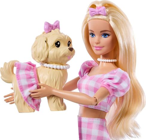 Barbie Twinning تبدو دمية مع كلب الحيوانات الأليفة في مطابقة ملابس القماش القطني الوردي وملحقاتها لكل من النظارات الشمسية والقلائد والأقواس ، الأشقر in Saudi Arabia