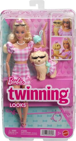 Barbie Twinning تبدو دمية مع كلب الحيوانات الأليفة في مطابقة ملابس القماش القطني الوردي وملحقاتها لكل من النظارات الشمسية والقلائد والأقواس ، الأشقر in Saudi Arabia