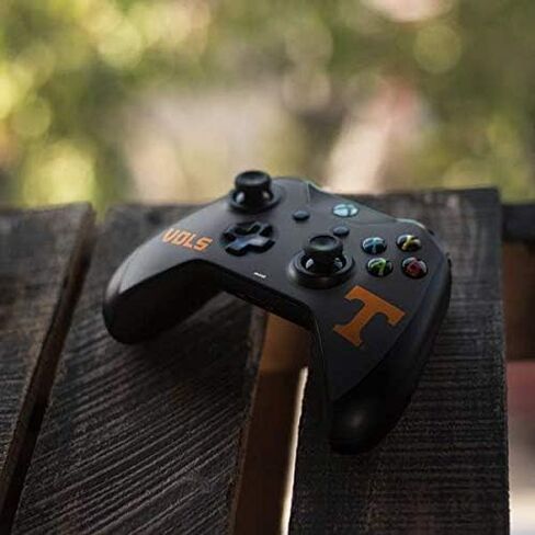 ملصق Skinit المخصص للألعاب متوافق مع وحدة تحكم Xbox One X - تصميم شعار جامعة تينيسي مرخص رسميًا in Saudi Arabia