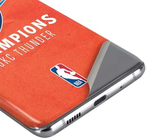 ملصق هاتف Skinit متوافق مع هاتف Galaxy S20 - تصميم مرخص رسميًا لأبطال NBA لعام 2025 Oklahoma City Thunder in Saudi Arabia