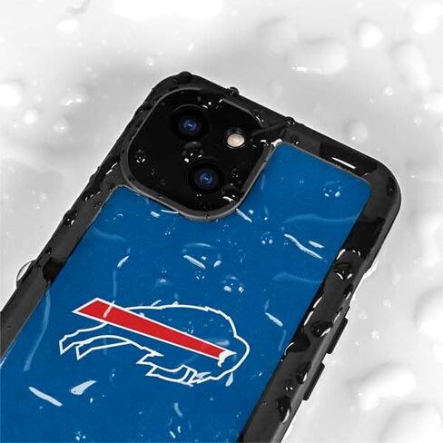 حافظة هاتف مقاومة للماء من Skinit متوافقة مع هاتف iPhone 15 - تصميم مرخص رسميًا من NFL Buffalo Bills in Saudi Arabia