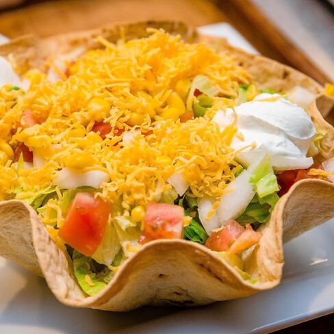 JEUIHAU 4 قطع 7 بوصة صانع وعاء التورتيلا، 8 بتلات على شكل قالب سلطة تاكو، مقالي تورتيلا شل المقالي تاكو شل صانع لأوعية التاكو، السلطات، الانخفاضات، أسود in Kuwait