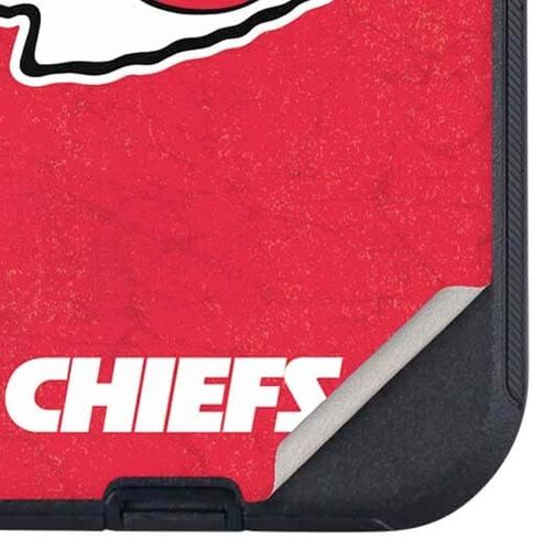 غلاف هاتف Skinit متوافق مع OtterBox Defender iPhone 13 Pro - تصميم مرخص رسميًا من NFL Kansas City Chiefs in Saudi Arabia
