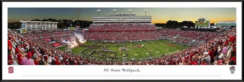 كرة القدم NC State Wolfpack - حصيرة واحدة، طباعة مؤطرة من Blakeway Panoramas in Saudi Arabia