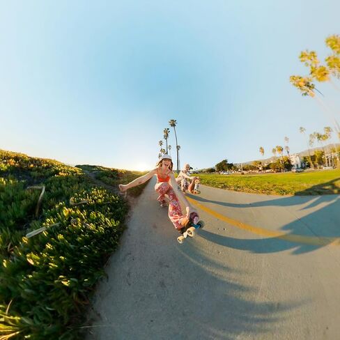 GoPro MAX — كاميرا الحركة التقليدية المقاومة للماء بزاوية 360 درجة مع شاشة لمس كروية بدقة 5.6K30 فيديو عالي الدقة ودقة 16.6 ميجابكسل وصور 360 درجة وتثبيت البث المباشر بدقة 1080 بكسل (متجددة) in Saudi Arabia
