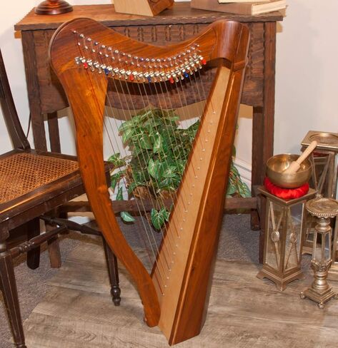 Roosebeck 22-String 5-Panel Heather Harp w/Chelby Levers in Saudi Arabia