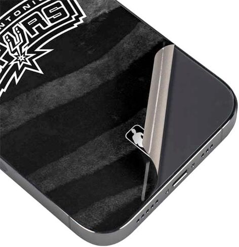 ملصق هاتف Skinit متوافق مع iPhone 16 Pro - تصميم طباعة حيوانات سوداء مرخص رسميًا من NBA San Antonio Spurs in Saudi Arabia