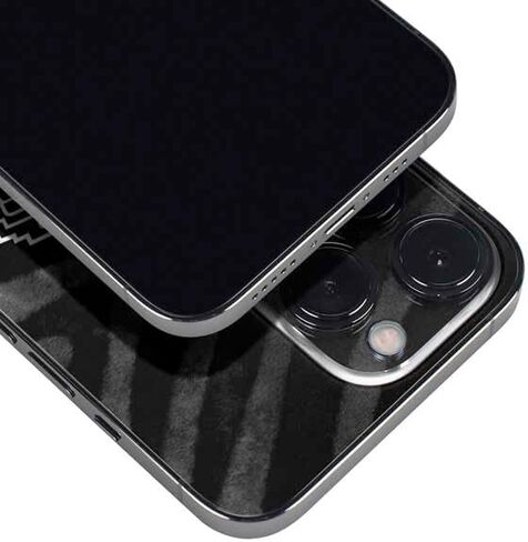 ملصق هاتف Skinit متوافق مع iPhone 16 Pro - تصميم طباعة حيوانات سوداء مرخص رسميًا من NBA San Antonio Spurs in Saudi Arabia