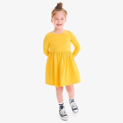 فستان أساسي بأكمام طويلة وجيب مثالي للأطفال - فستان جيرسيه قطني ناعم للأطفال، مريح للاستخدام اليومي مع جيوب in Kuwait