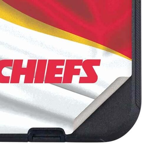 غلاف هاتف Skinit متوافق مع OtterBox Defender iPhone 14 - تصميم مرخص رسميًا من NFL Kansas City Chiefs in Saudi Arabia