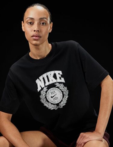 تي شيرت Nike Womens Sportswear Club Essentials (تأسس عام 1972) in Saudi Arabia