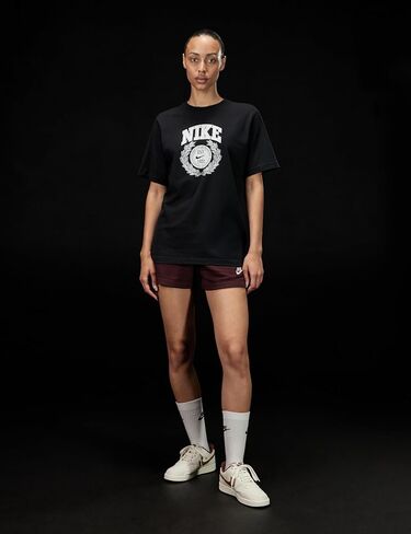تي شيرت Nike Womens Sportswear Club Essentials (تأسس عام 1972) in Saudi Arabia