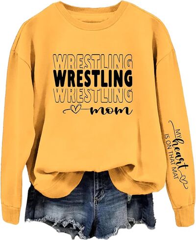سويت شيرتات Wrestling Mom للسيدات My Heart is On That Mat، قمصان مضحكة مطبوعة بأحرف طويلة الأكمام، بلوفرات بياقة دائرية in Kuwait