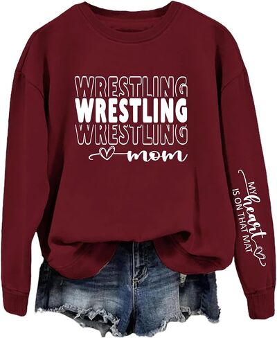 سويت شيرتات Wrestling Mom للسيدات My Heart is On That Mat، قمصان مضحكة مطبوعة بأحرف طويلة الأكمام، بلوفرات بياقة دائرية in Kuwait