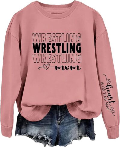 سويت شيرتات Wrestling Mom للسيدات My Heart is On That Mat، قمصان مضحكة مطبوعة بأحرف طويلة الأكمام، بلوفرات بياقة دائرية in Kuwait
