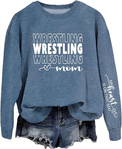 سويت شيرتات Wrestling Mom للسيدات My Heart is On That Mat، قمصان مضحكة مطبوعة بأحرف طويلة الأكمام، بلوفرات بياقة دائرية in Kuwait